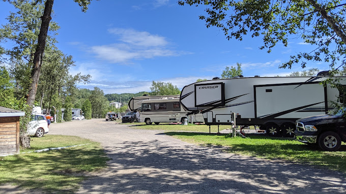 Camping au bord de la rivière 